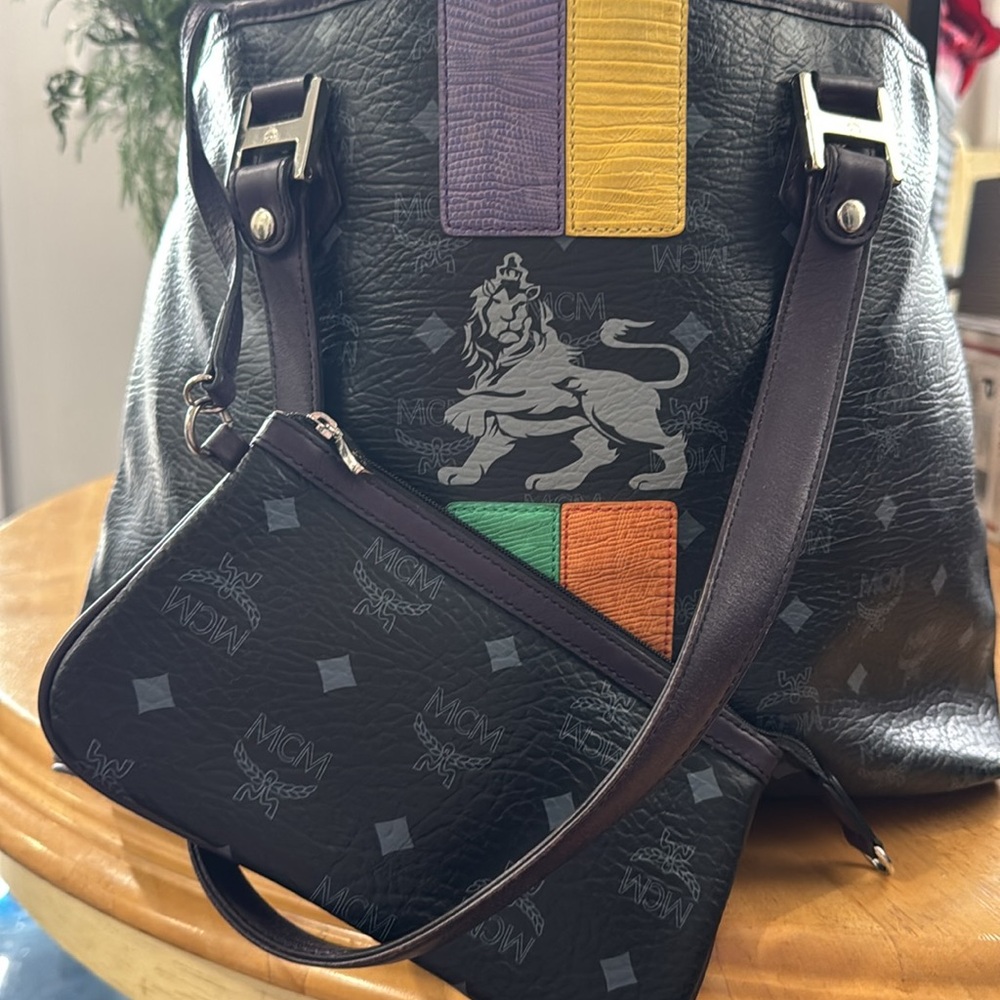 🚨SOLD🚨MCM Princess Lion Tote & Pouch - Picture 3 of 13